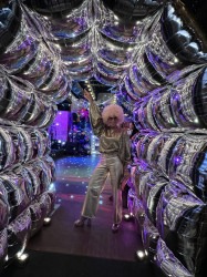 Foil balloon tunnel
