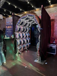Foil balloon tunnel