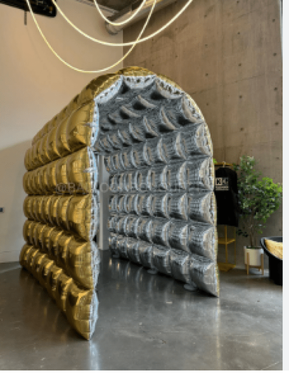 Foil balloon tunnel